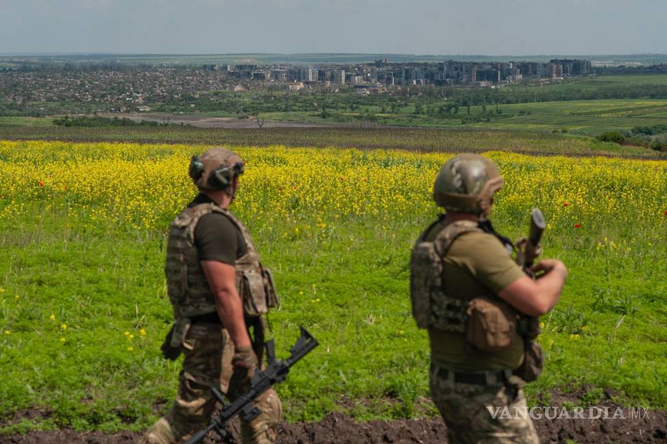 $!Soldados ucranianos en sus posiciones con la ciudad de Bájmut al fondo, en la región de Donetsk, Ucrania