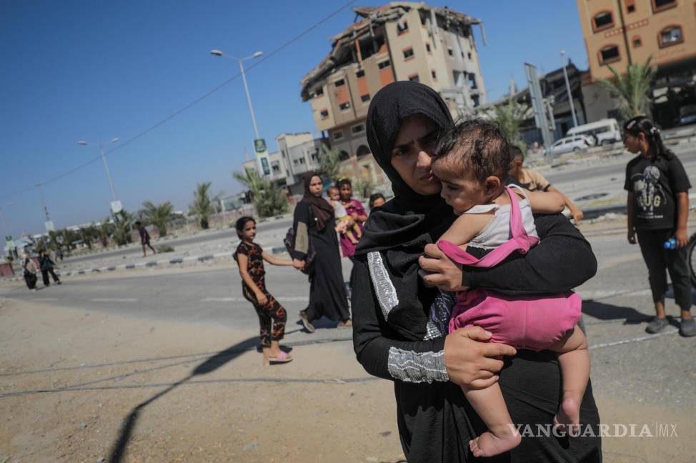 $!Familias palestinas caminan después de cruzar desde la ciudad de Gaza al sur de la Franja de Gaza durante una operación militar israelí en la ciudad de Gaza.