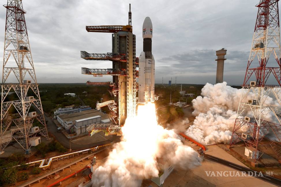 $!India lanza con éxito su misión al inexplorado polo sur de la Luna