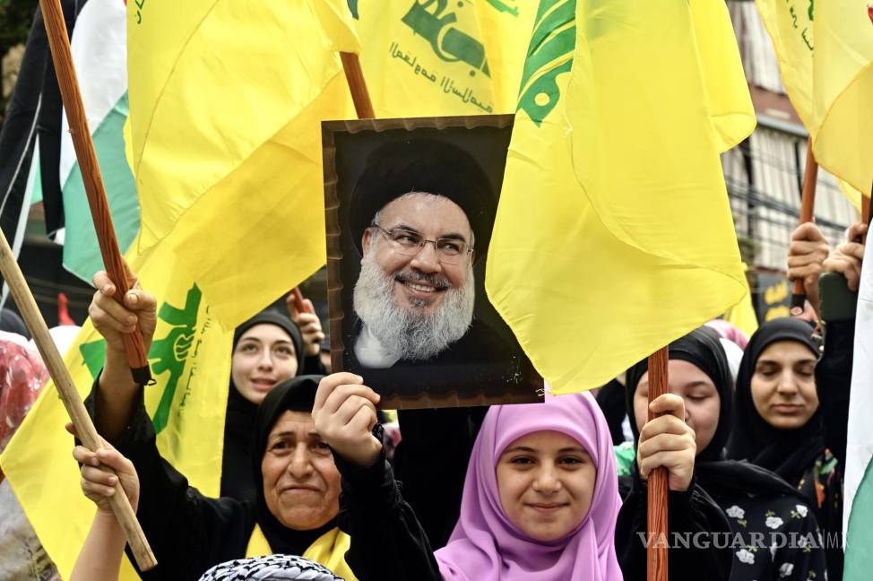 $!Partidarios de Hezbollah llevan un retrato del líder de Hezbollah, Hassan Nasrallah para expresar solidaridad con los palestinos en la Franja de Gaza, en Beirut, Líbano.