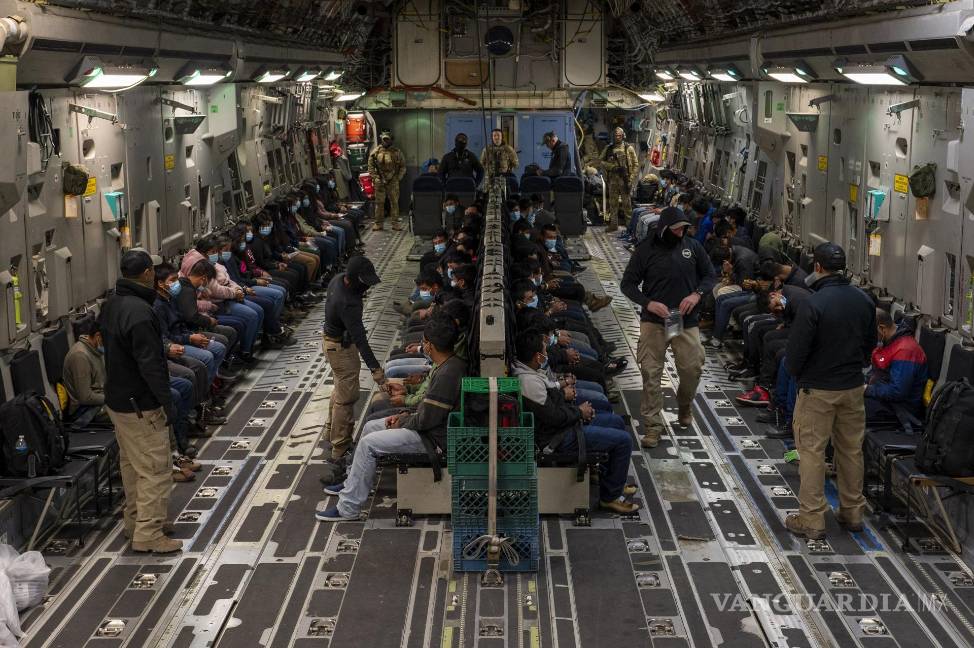 $!WASHINGTON (DC, EEUU), 27/01/2025.- Grupo de indocumentados sentados dentro de un avión militar camino a su deportación. Las deportaciones ordenadas por el presidente de EE.UU., Donald Trump, provocan temor en las comunidades inmigrantes, pero también “ansiedad e incertidumbre” entre los empresarios que necesitan de esa mano de obra y que denunciaron este lunes que ya observan una baja en la producción.