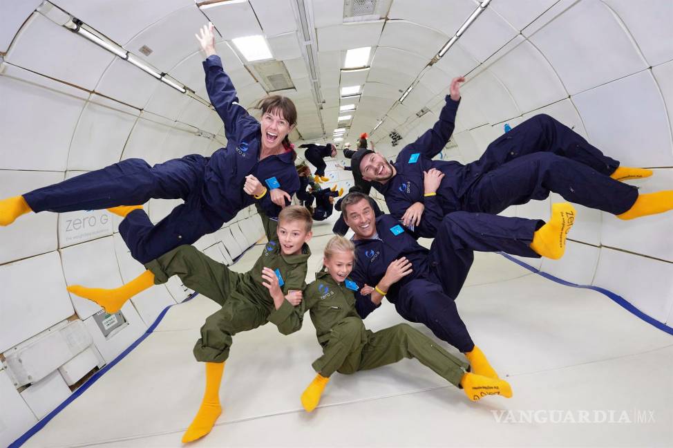 $!Unas personas mientras disfrutan un momento de gravedad cero a bordo del avión G-Force One. EFE/Al Powers/Zero Gravity Corporation