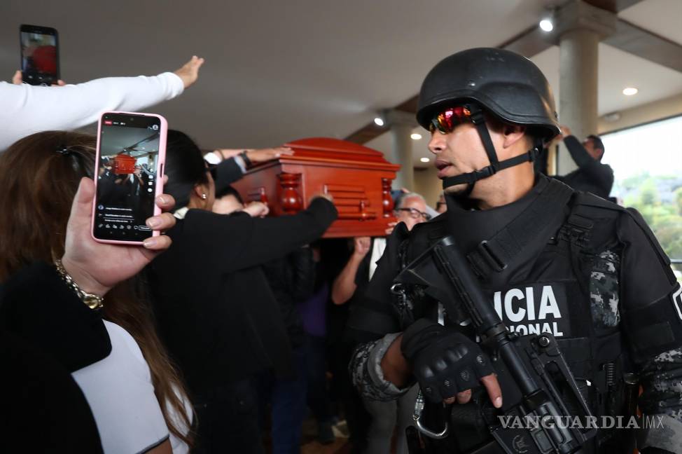 $!Policías custodian la salida del féretro del candidato presidencial Fernando Villavicencio al termino de la misa de cuerpo presente, para trasladarlo a su inhumación.