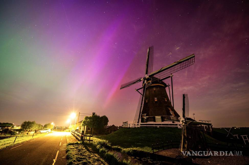 $!La aurora boreal ilumina el cielo nocturno sobre Molenviergang en Aarlanderveen, Países Bajos.