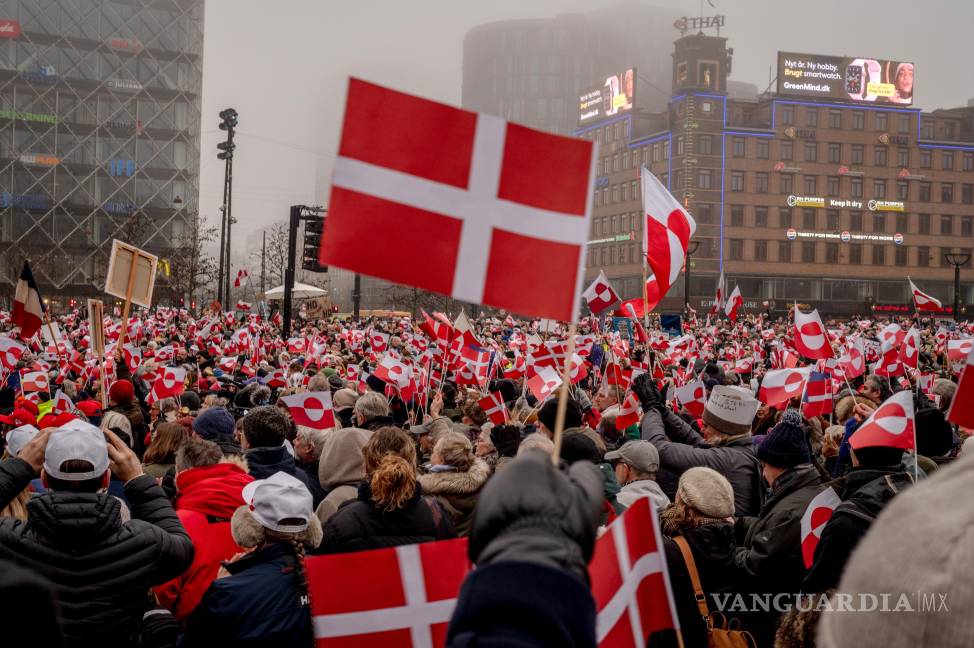 $!Miles de ciudadanos daneses protestan contra los rumores del presidente Donald Trump de comprar o tomar Groenlandia en el Ayuntamiento de Copenhague.