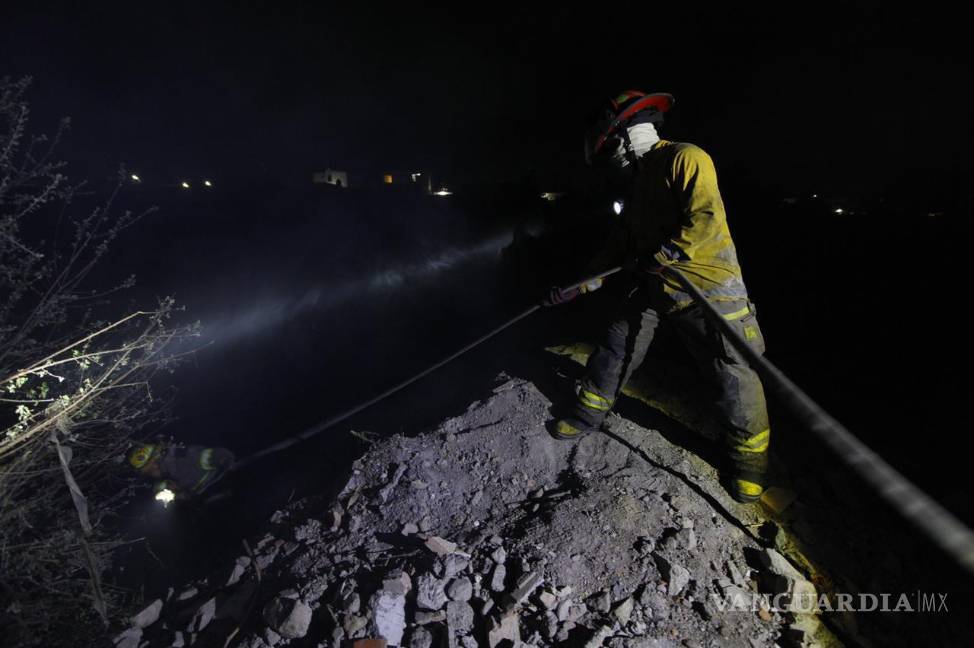 $!Las llamas se han extendido por al menos 25 metros con dos de profundidad debido a los deshechos.