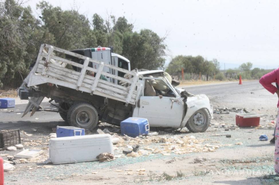$!Aparatoso choque deja dos personas sin vida en la carretera Saltillo-Torreón