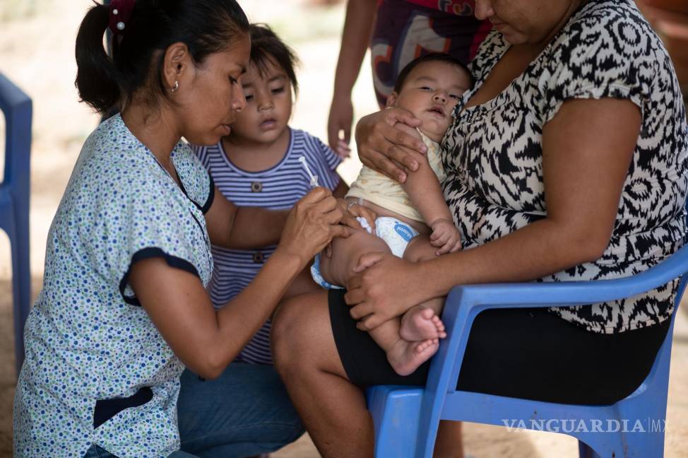 $!15 de diciembre de 2022. La enfermera Mercedes Parada administra una vacuna a Ciro, de 7 meses, durante una visita del equipo de inmunización en Litoral. Bolivia.