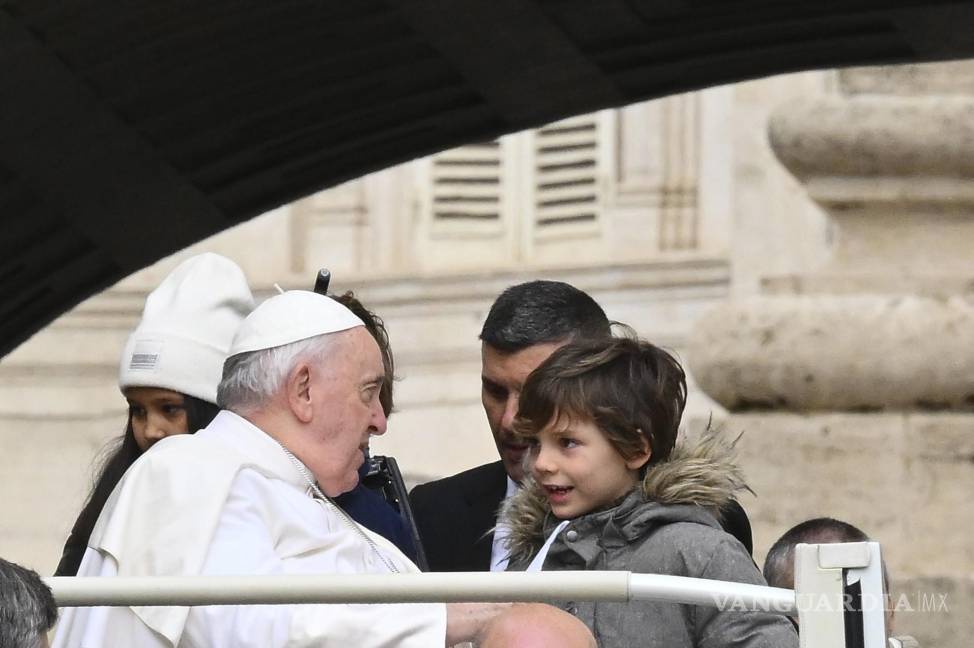 $!El Papa Francisco saluda a los fieles durante su audiencia general semanal en la Plaza de San Pedro, Vaticano.