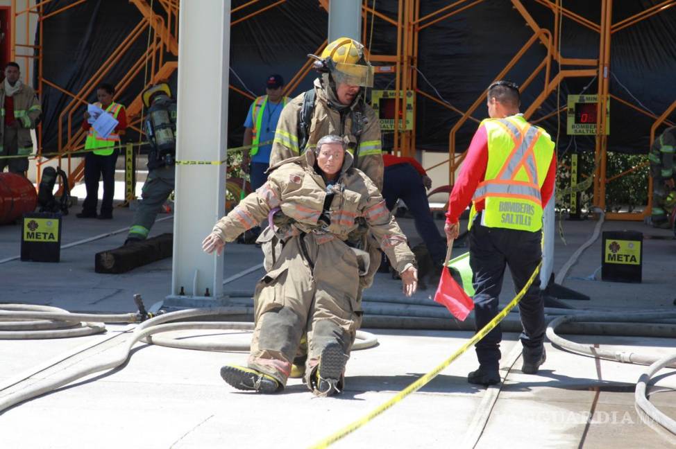 $!Un grupo de bomberos realiza una demostración ante el público.