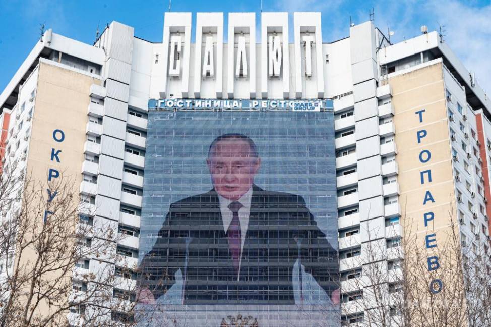 $!Una imagen de Vladímir Putin es proyectada en la fachada de un hotel, dando su discurso anual sobre el estado de la nación en Moscú, Rusia.