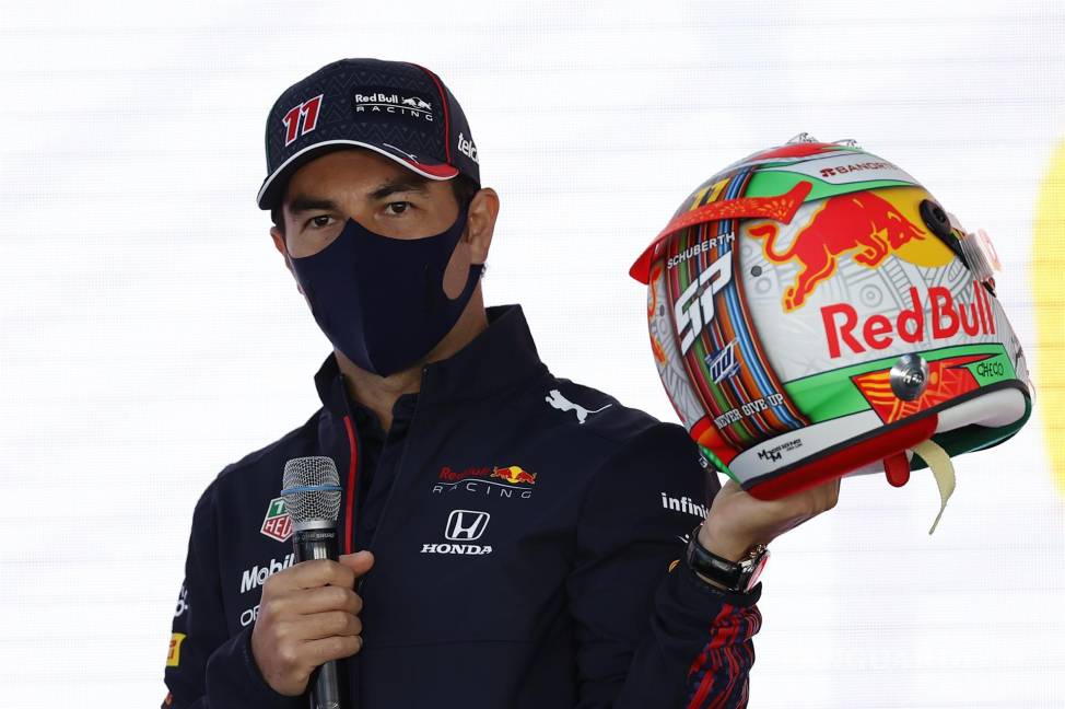 $!El piloto mexicano de la escudería Red Bull de la Fórmula Uno, Sergio Pérez, muestra su nuevo casco durante una conferencia de prensa en la Ciudad de México. EFE/José Méndez