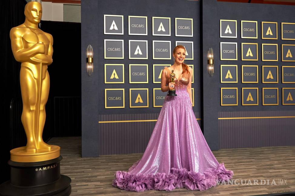 $!Jessica Chastain posa con su estatuilla en el backstage de los Oscar.