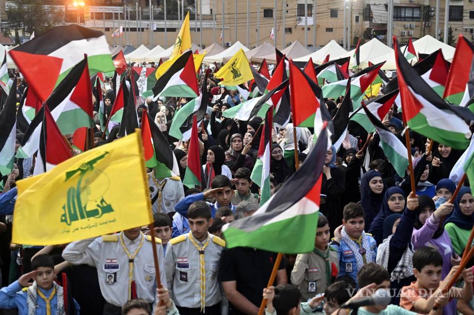 $!Partidarios de Hezbollah ondean banderas palestinas expresan solidaridad con los palestinos en la Franja de Gaza, en el sur de Beirut, Líbano.