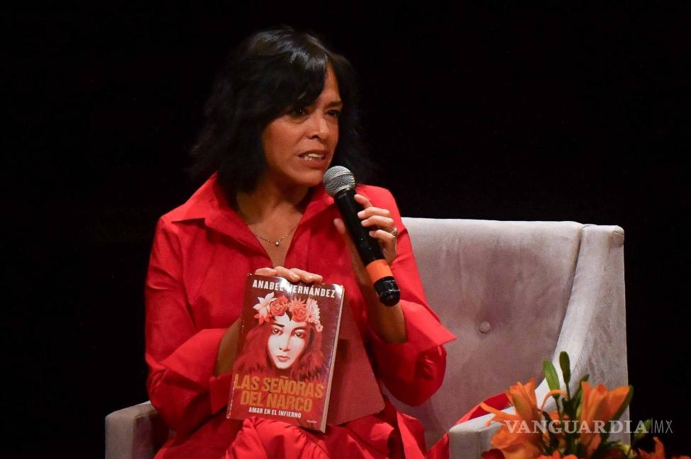 $!Anabel Hernández, periodista y escritora, presentó en las instalaciones de la Biblioteca Vasconcelos, su más reciente libro titulado Las señoras del narco: amar en el infierno, en donde señaló presuntos nexos con personajes del narcotráfico a Galilea Montijo, Sergio Mayer, Raquel Bigorra, Omar García Harfuch, entre otros.