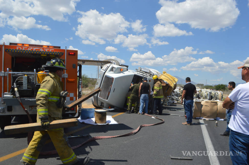 $!Rescatan a trailero atrapado tras accidente en carretera a Zacatecas