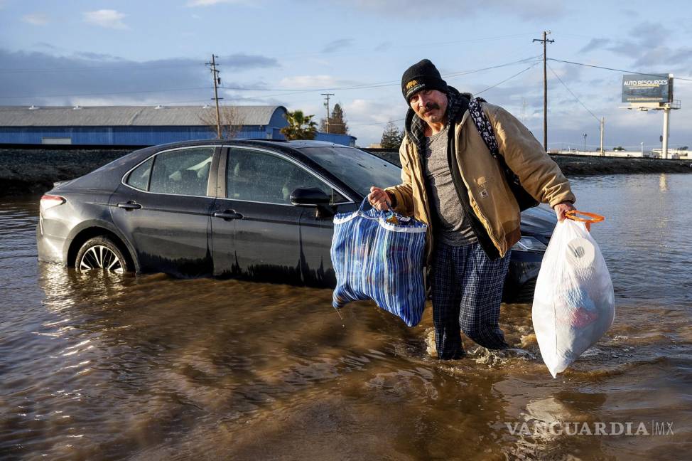 ‘Estamos atrapados aquí’; lluvias, aludes y socavones azotan a California