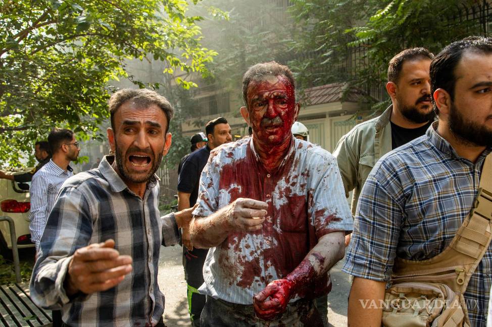 $!Un hombre herido tras un ataque aéreo israelí en el centro de Teherán, Irán. El informa advierte de que existe una alta probabilidad de que ocurran nuevos conflictos militares debido a la competencia entre las grandes potencia.