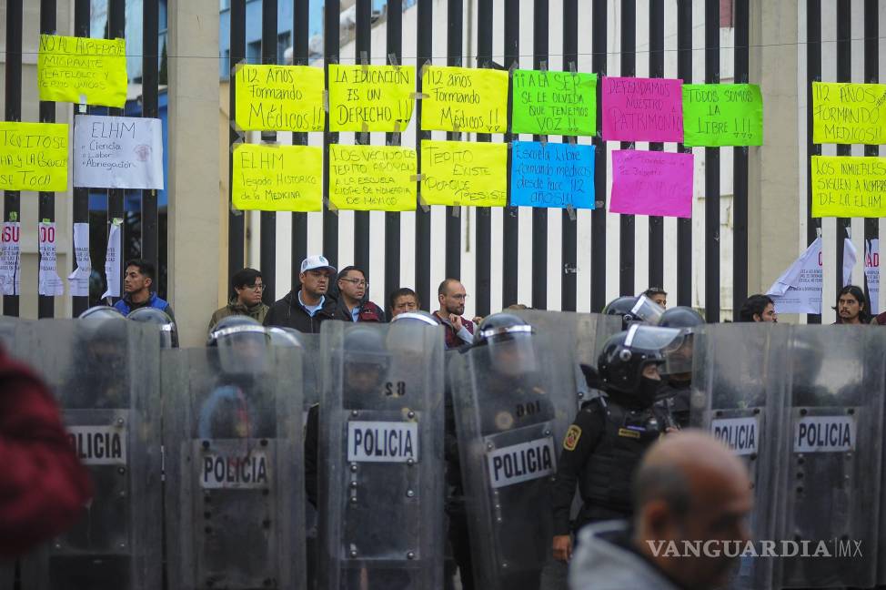$!29 MAYO 2025.- Se suscitó un conato de riña durante la protesta por el cierre de la Escuela de Homeopatía de México