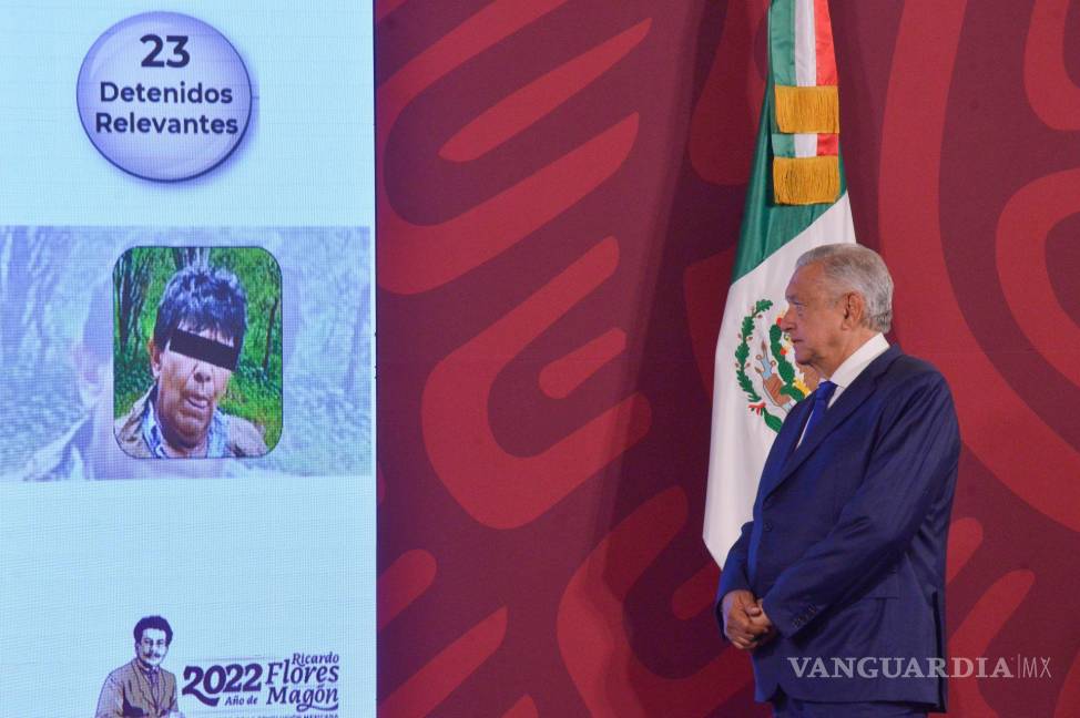 $!Andrés Manuel López Obrador, presidente de México, observa una fotografía de la detención de Rafael Caro Quintero.