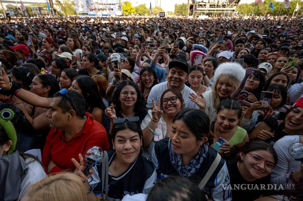 Mon Laferte sorprende de rubia y los coreanos de Seventeen se apoderan del Festival Pa’l Norte