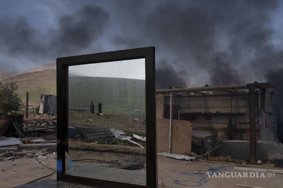 $!Palestinos beduinos durante el desalojo de sus viviendas en la localidad cisjordana de Ras Ein Al Auja. Ya no queda nada de lo que fue la aldea palestina de pastores.
