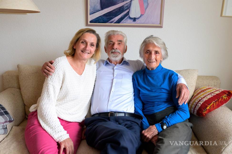 $!El físico, investigador climático y oceanógrafo alemán Klaus Hasselmann (c) posa con su esposa Susanne (d) y su hija Annette en su casa en Hamburgo, Alemania. Hasselmann fue galardonado con el Premio Nobel 2021 en Física. EFE/EPA/Jonas Walzberg