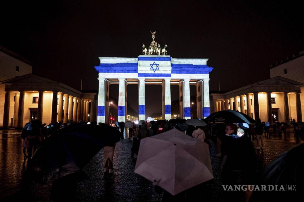 $!Como una muestra de solidaridad el gobierno alemán iluminó la Puerta de Brandenburgo con los colores de la bandera de Israel.