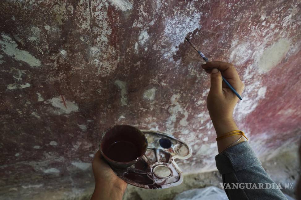 $!Valeria López restaura un mural en el exconvento de Tepoztlán de la década de 1550 en el estado de Morelos, México