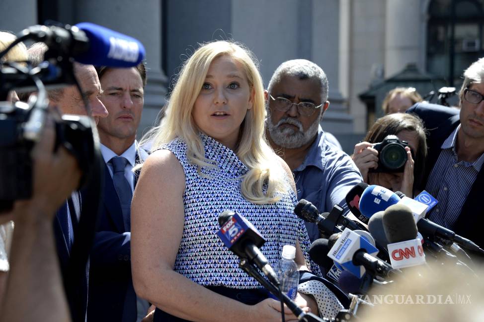 $!Virginia Giuffre, quien sostuvo que Epstein y Maxwell la traficaron con el príncipe Andrés y otros hombres famosos afuera del tribunal.