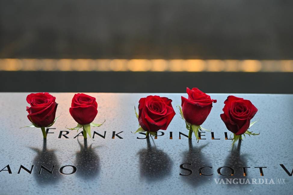 $!Flores colocadas a nombre de Frank Spinelli en el memorial del 11 de septiembre durante una ceremonia en la Zona Cero celebrada en conmemoración del 20 aniversario de los ataques terroristas. EFE/EPA/Anthony Behar