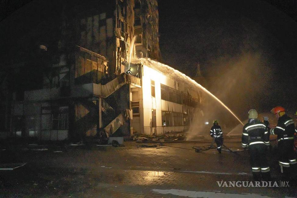 $!Bomberos trabajan para extinguir un incendio en un hotel en el puerto marítimo después de un ataque con cohetes rusos en Odesa, Ucrania.