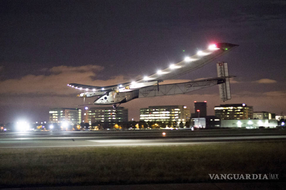 $!Avión solar reanuda vuelta al mundo; viaja a Arizona