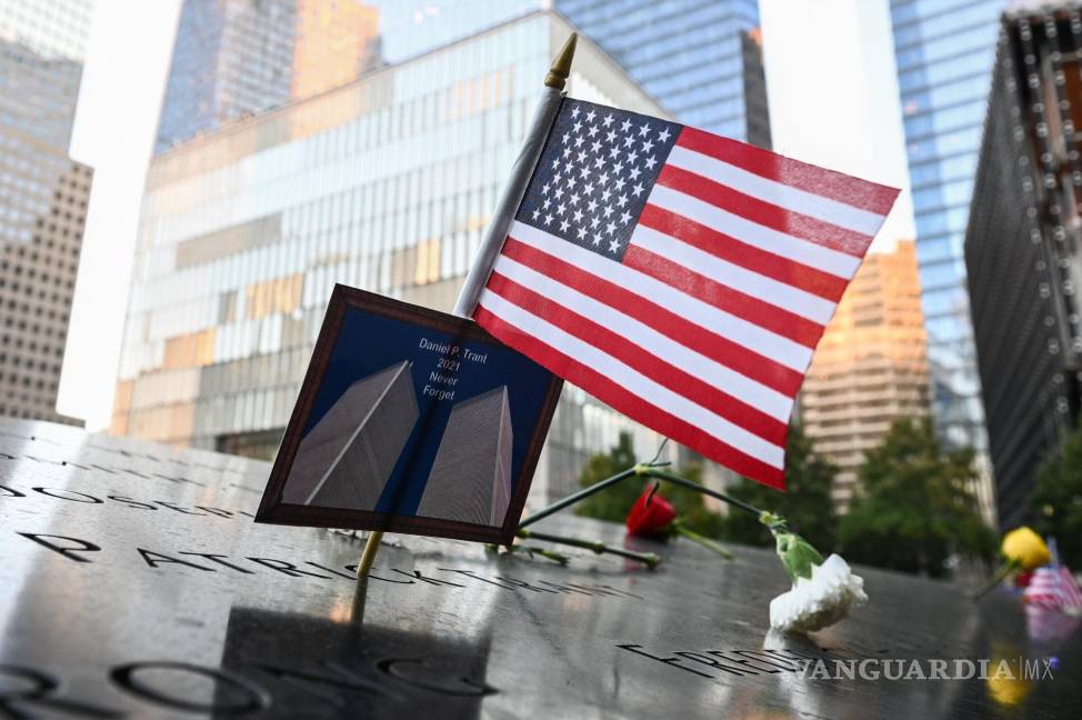 $!Una bandera estadounidense colocada junto con una foto de las Torres Gemelas y el nombre de Daniel P. Trant, un comerciante de bonos de Cantor Fitzgerald que murió durante el 11 de septiembre de 2001. EFE/EPA/Anthony Behar