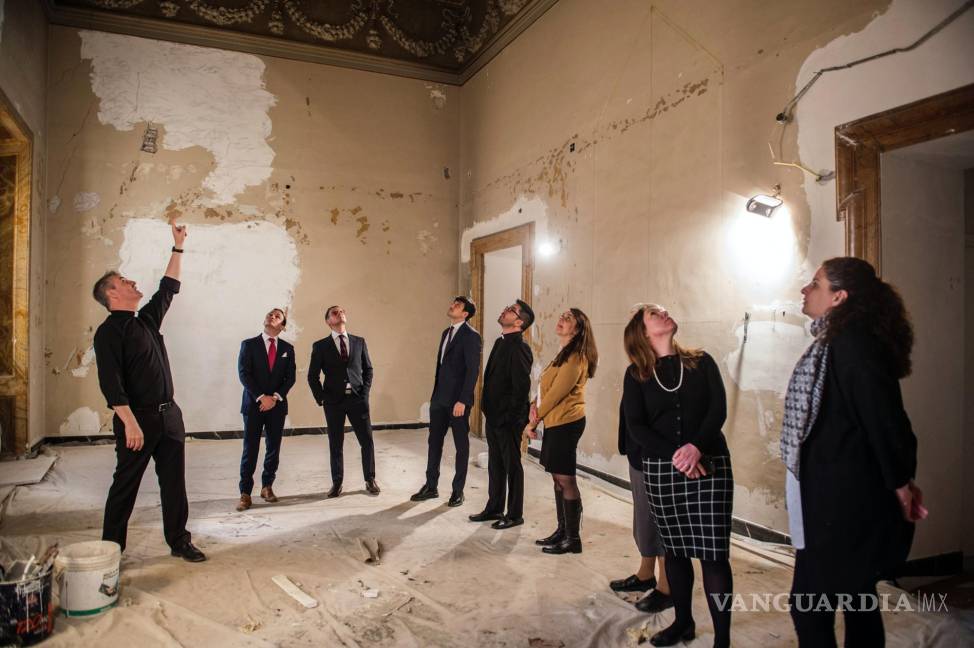 $!Andrew Small (i) con miembros de la Pontificia Comisión para la Protección de Menores, visita una capilla en ruinas en el Palazzo Maffei Marsecotti.