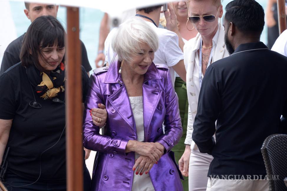 $!¡Se cae la reina! Helen Mirren tropieza en Cannes