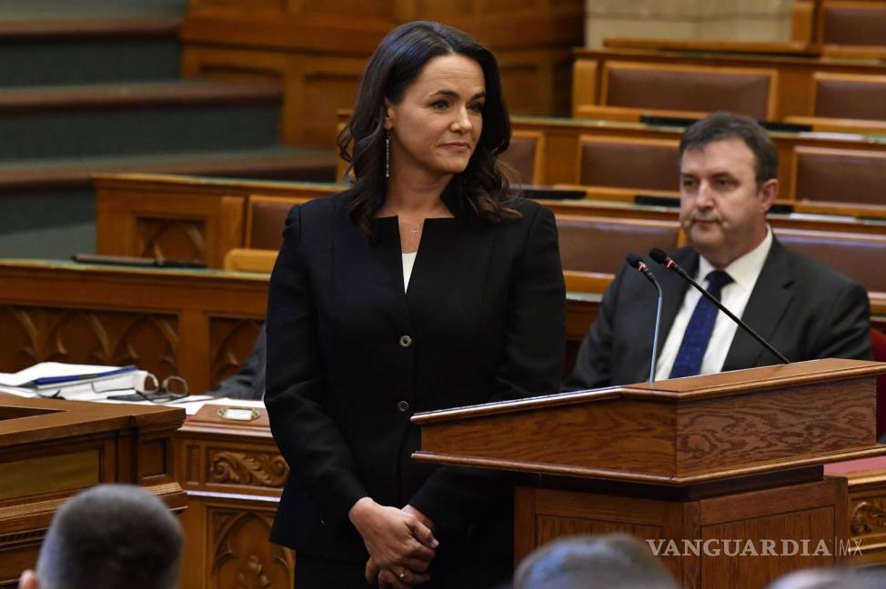 $!La recién electa presidenta húngara, Katalin Novak, presta juramento durante su ceremonia de investidura en Budapest, Hungría. EFE/EPA/Zoltan Mathe