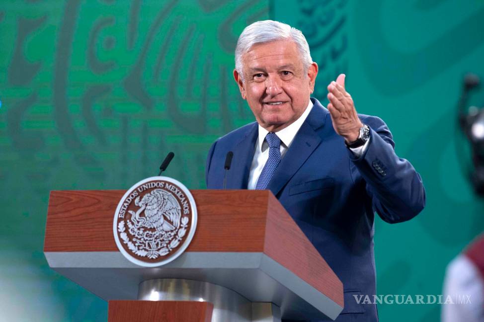 AMLO entrega premios al mérito a médicos y enfermeros que combaten pandemia