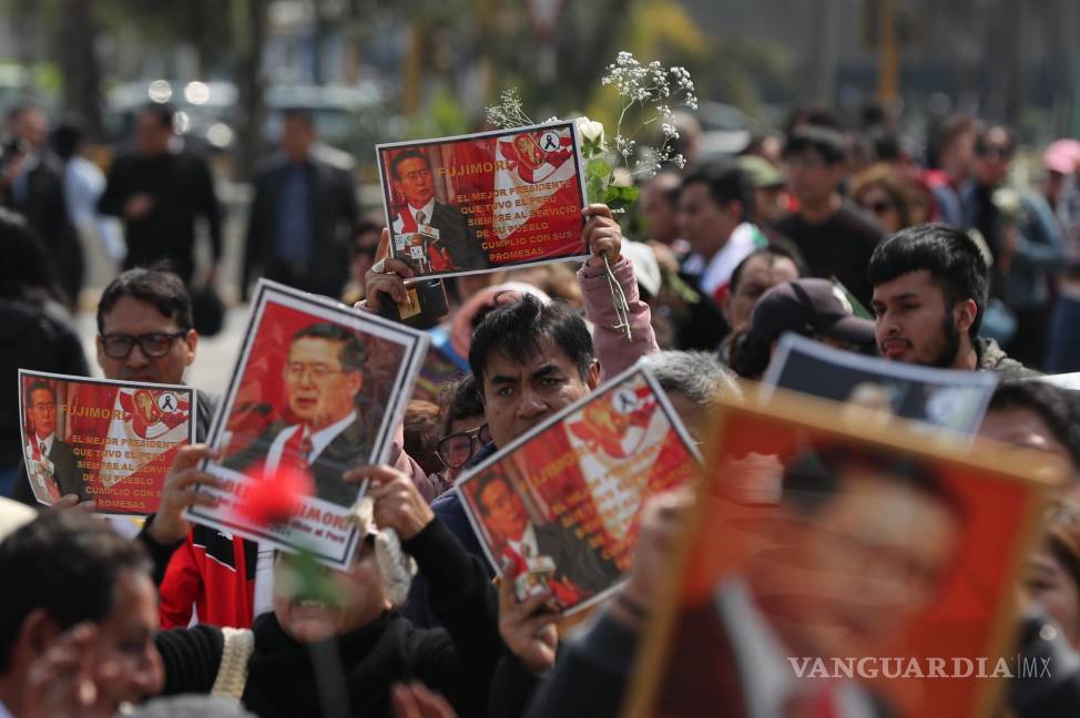 $!Simpatizantes del fallecido expresidente de Perú Alberto Fujimori esperan en una fila para asistir a su velatorio este jueves, en Lima | Foto: EFE