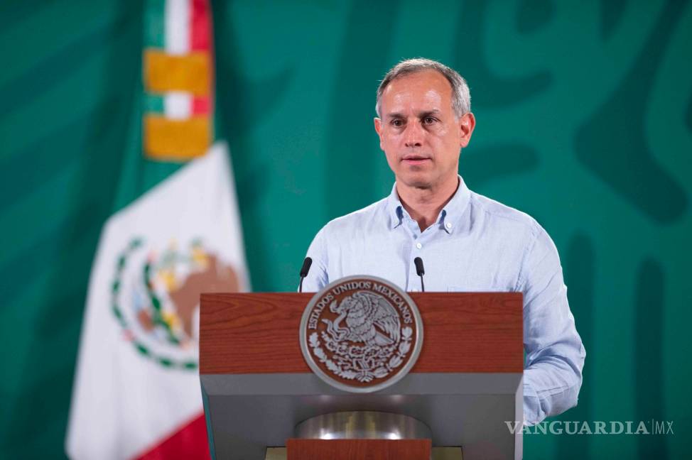 Gatell tose en conferencia, sin cubrebocas; es un "catarro común" dice