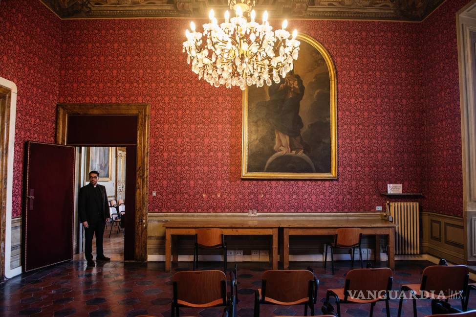 $!El reverendo Daniel Portillo, miembro de la comisión, visita las salas de su nuevo edificio en Roma, Italia.