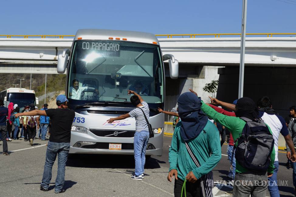Normalistas de Ayotzinapa roban diésel a camiones en Guerrero
