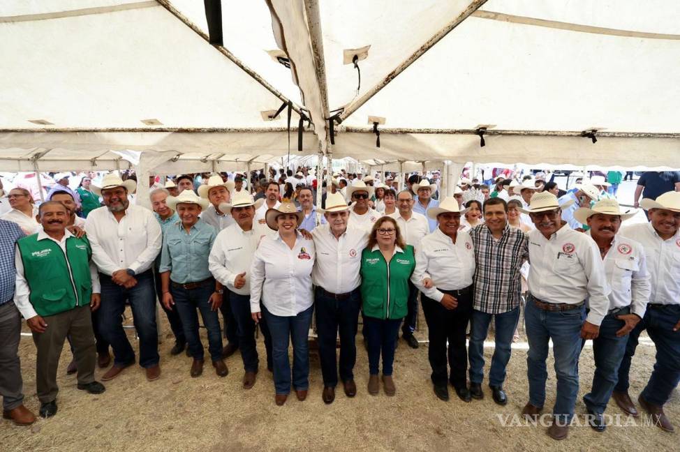 $!La ceremonia fue organizada por el PRI Coahuila y la Confederación Nacional Campesina (CNC), dirigida por Jesús de la Rosa Godoy.