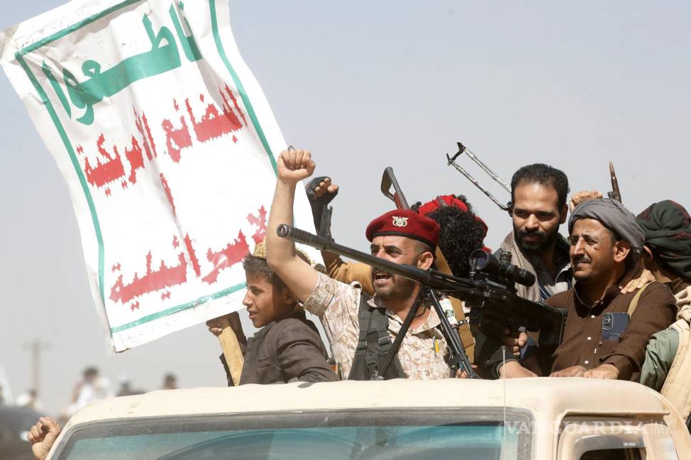 $!Miembros de tribus armadas leales a los hutíes viajan en un vehículo con un cartel que dice “Boicotear los productos estadounidenses e israelíes” en Saná, Yemen.