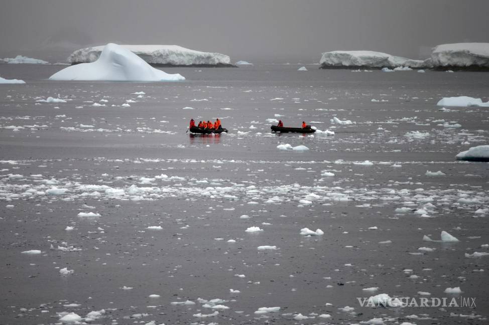 $!Oficiales de la Armada de Chile transportan científicos a la Estación Bernardo O’Higgins de Chile en la Antártida.