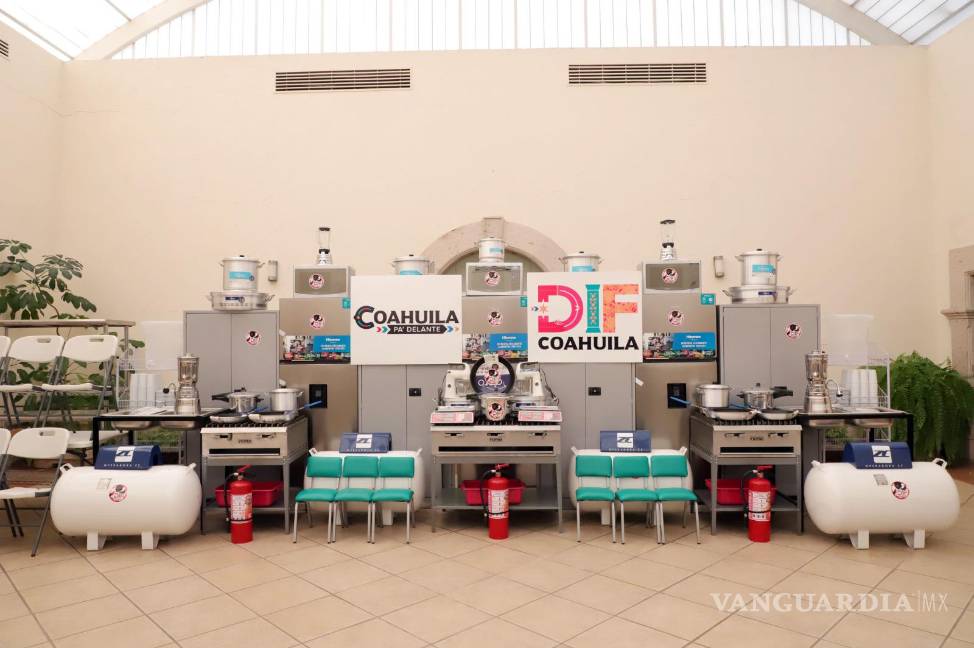 $!Autoridades del DIF Coahuila y del sector educativo encabezaron la entrega de equipamiento.