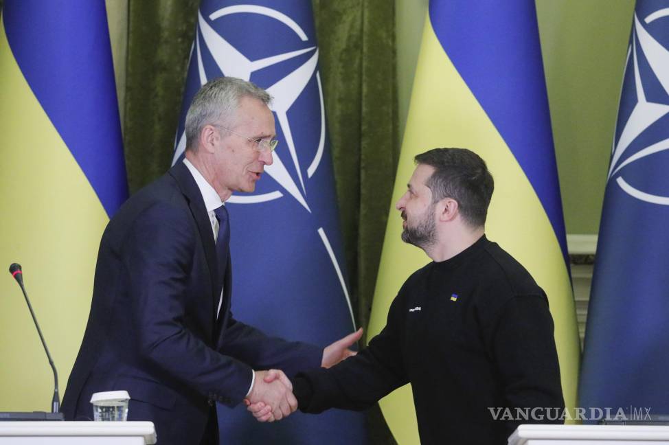 $!El presidente de Ucrania, Volodímir Zelenski (d), y el secretario general de la OTAN, Jens Stoltenberg (i), en conferencia de prensa en Kiev, Ucrania.