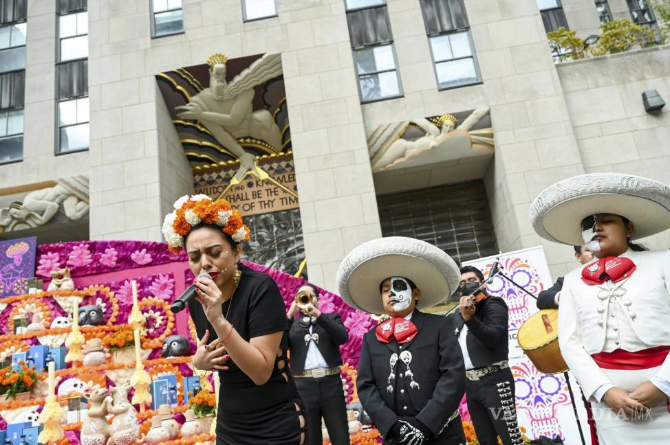 $!Kimberly Fergie y Mariachi Alvaro Paulino se presentan durante una celebración de la Semana de México: Dia de Muertos en el Rockefeller Center en Nueva York. AP/Diane Bondareff/Images for Tishman Speyer