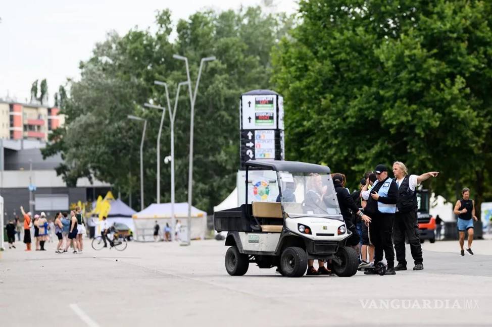 $!Personal de seguridad en el estadio Ernst Happel después de que se cancelaran los tres conciertos de Taylor Swift debido al riesgo de un ataque, en Viena.