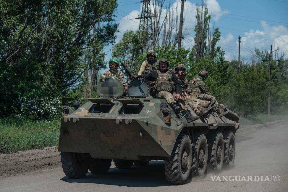 $!Soldados ucranianos a bordo de un tanque en la línea de frente cerca de Bájmut, Ucrania.